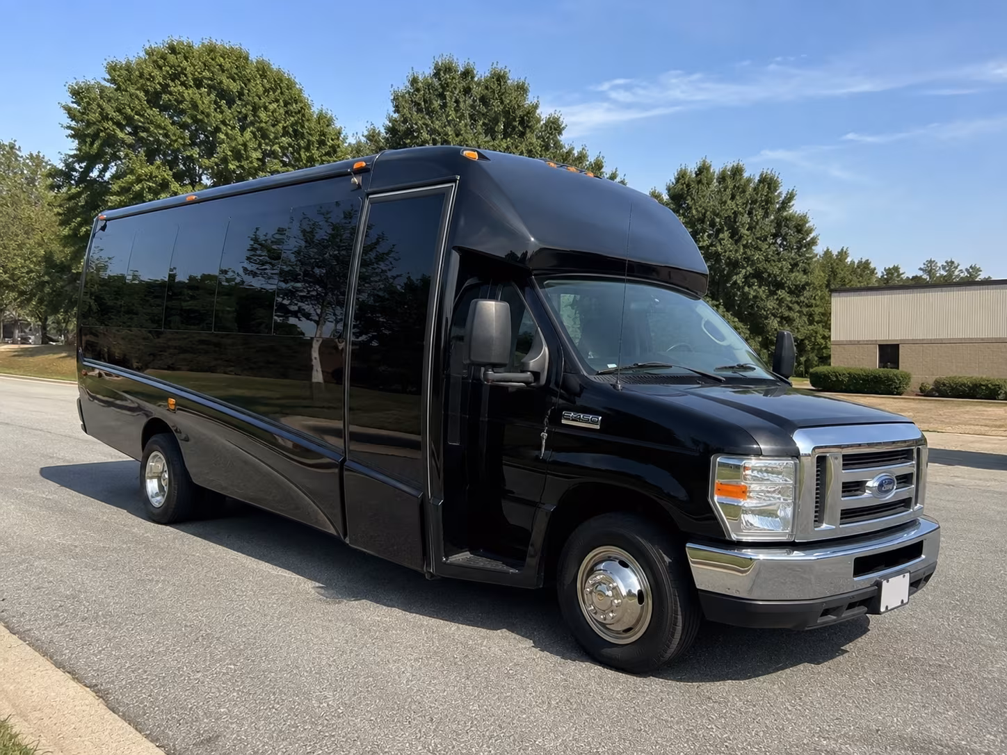 navigate downtown charleston s historic streets with the right bus size